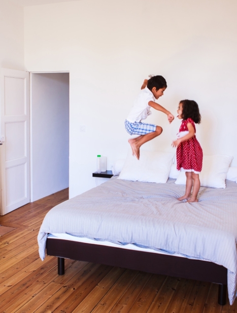 enfants-sautent-sur-un-lit-chambre-d-hotes-les-8-b-gaillac-467×617